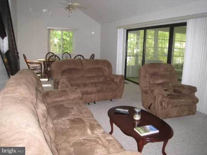 28 Beaconhill Road Berlin, MD 21811 - Photo 2 of 12 Living Room