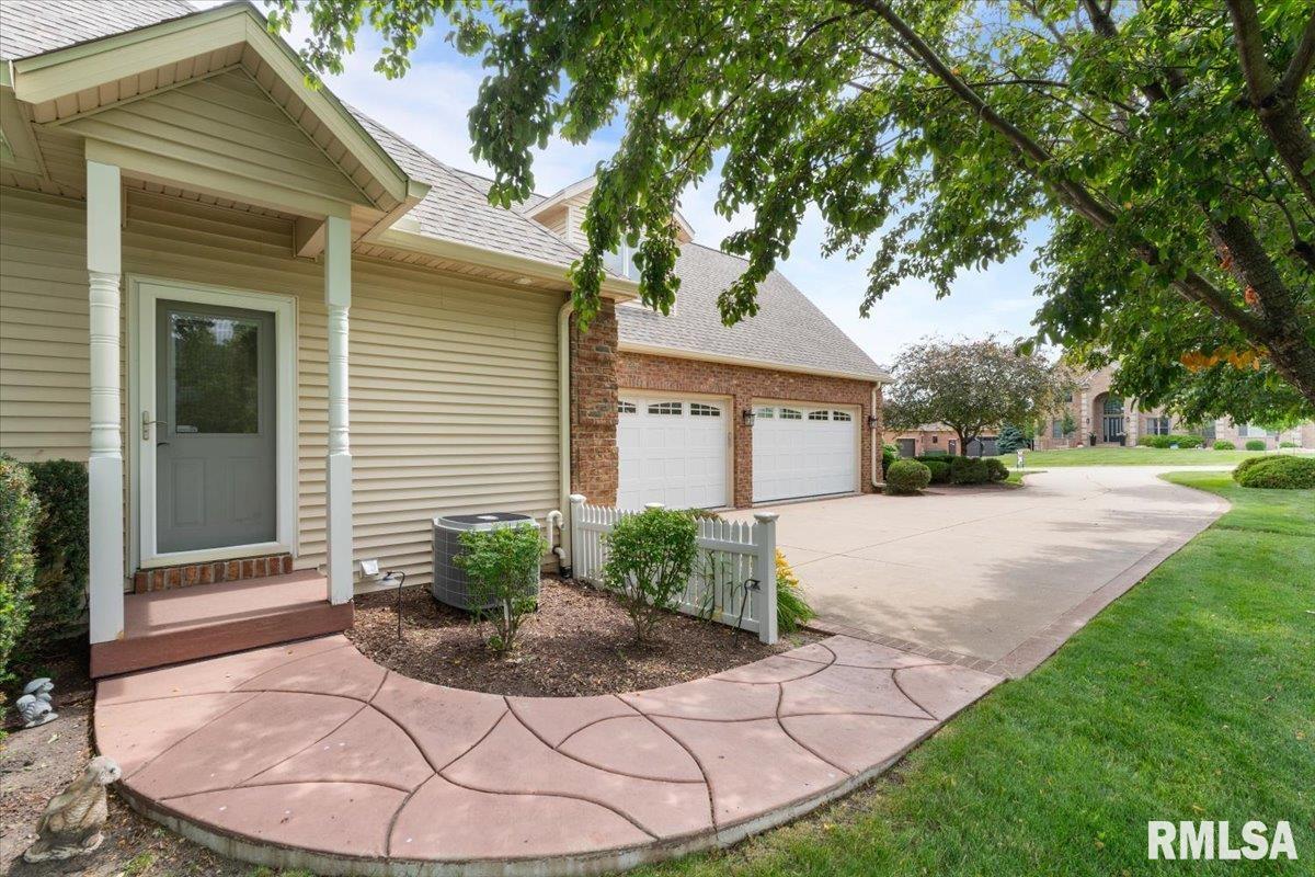 5985 Eagle Ridge Road Bettendorf, IA 52722 - Photo 4 of 69