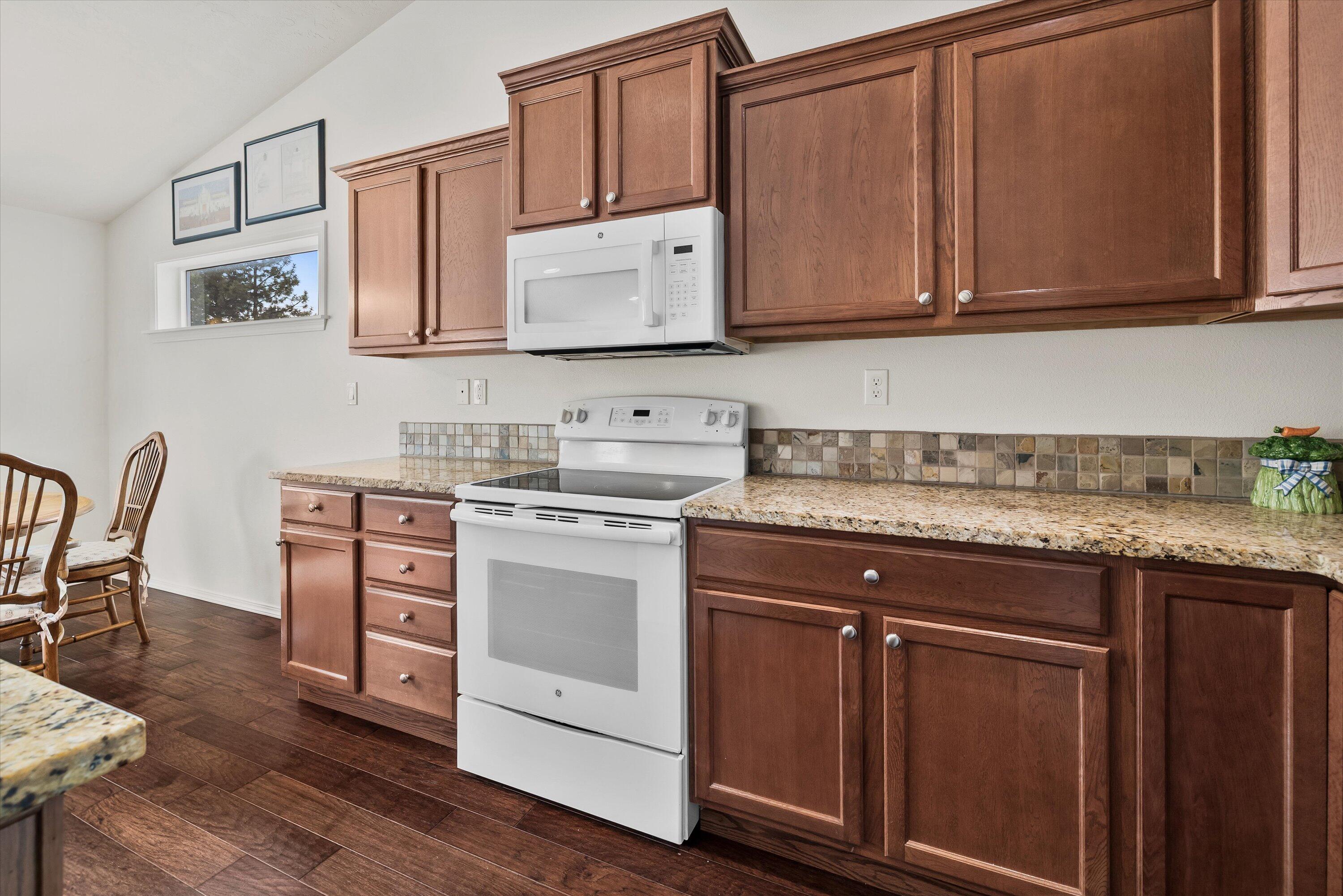61807 Southeast Rolo Court Bend, OR 97702 - Photo 9 of 26 Kitchen