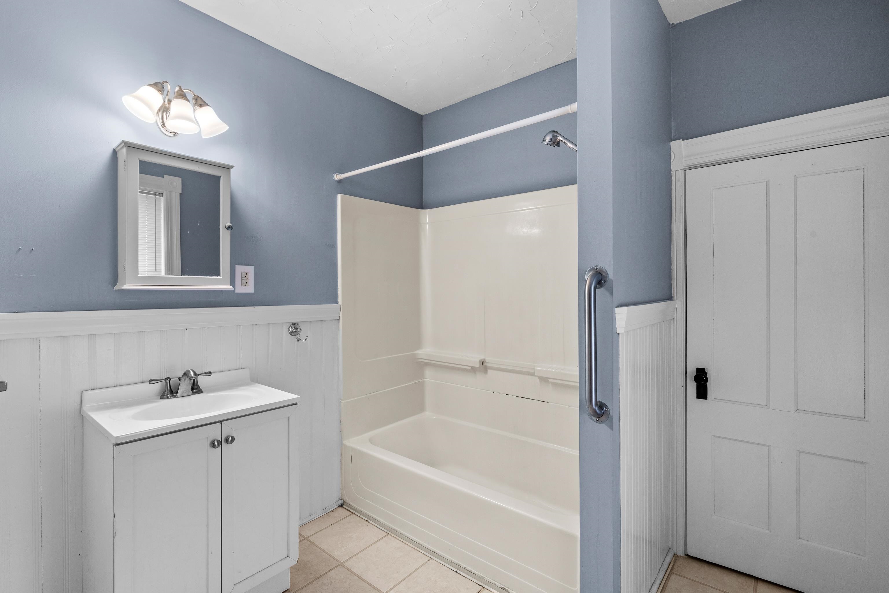 106 Bismark Street Manchester, NH 03102 - Photo 5 of 40