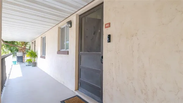 a view of entryway with livingroom