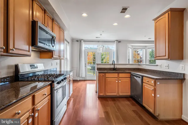 $3,100 | 13600 Salk Street, Unit 131, Herndon, VA 20171