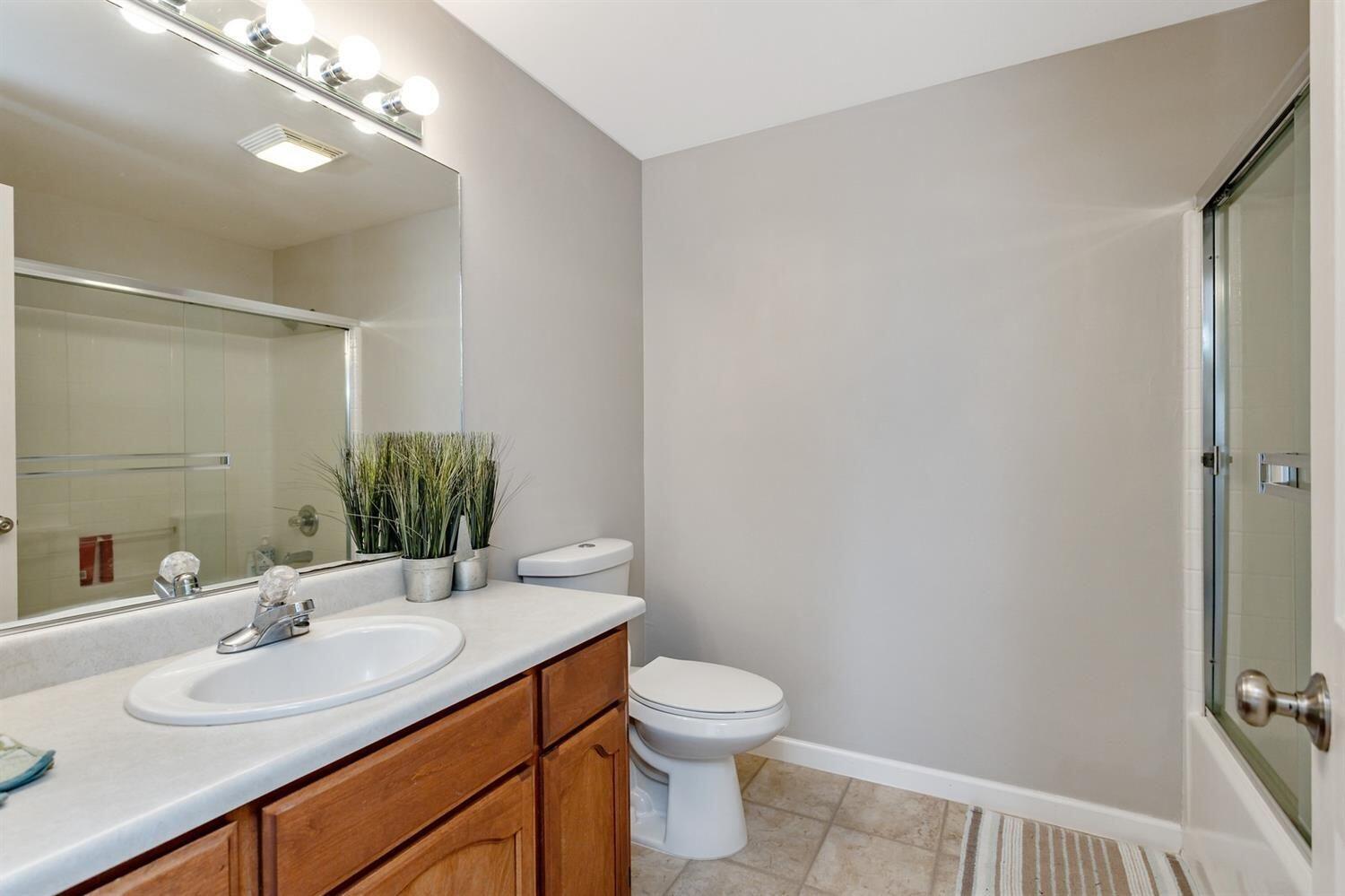 942 Spring Way Ashland, OR 97520 - Photo 25 of 35 Guest Bath