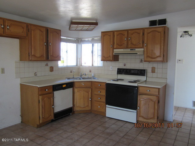 2021 South Harrison Road Tucson, AZ 85748 - Photo 2 of 16