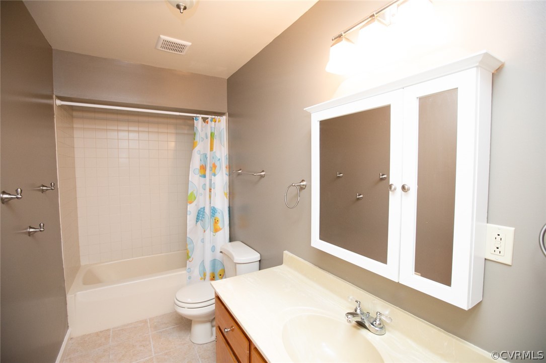72 Levi Road Green Bay, VA 23942 - Photo 8 of 50 a bathroom with a sink toilet and shower