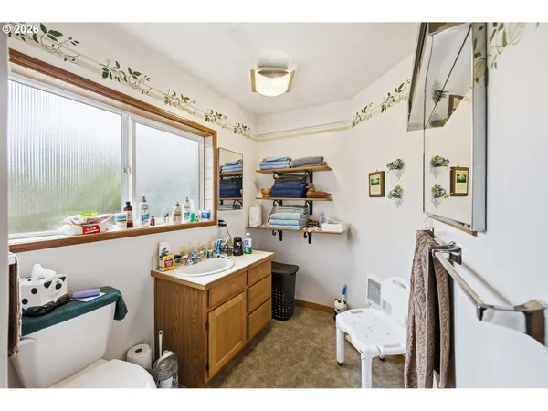 $450,000 | 830 Chicago Avenue Southeast, Bandon, OR 97411