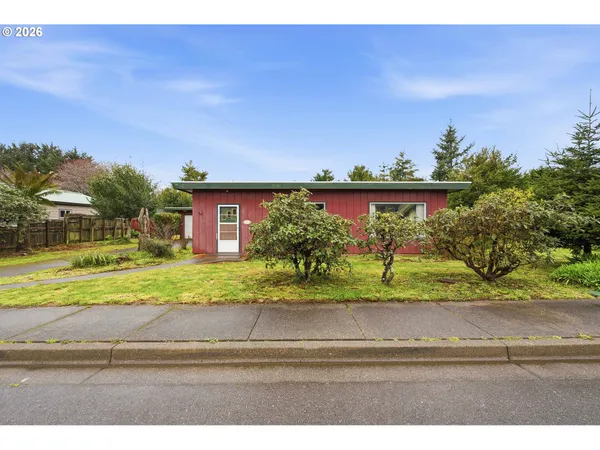 $450,000 | 830 Chicago Avenue Southeast, Bandon, OR 97411