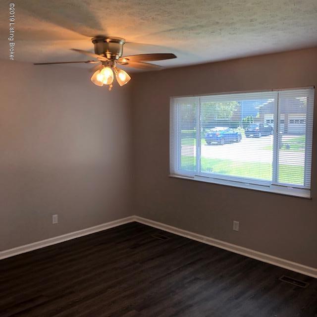5105 Queens Castle Road Louisville, KY 40229 - Photo 12 of 27 Living room 1 IMG_1081