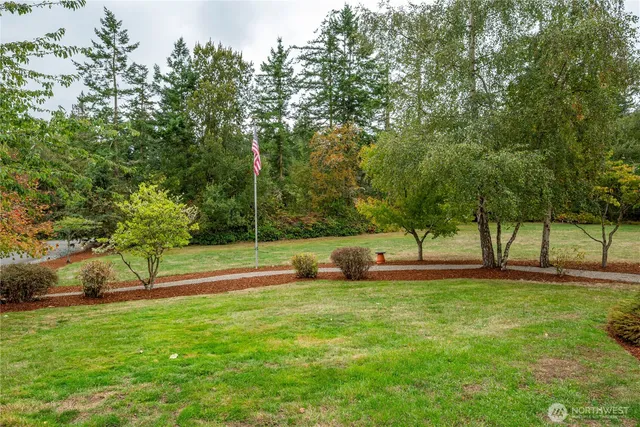 a view of yard with green space