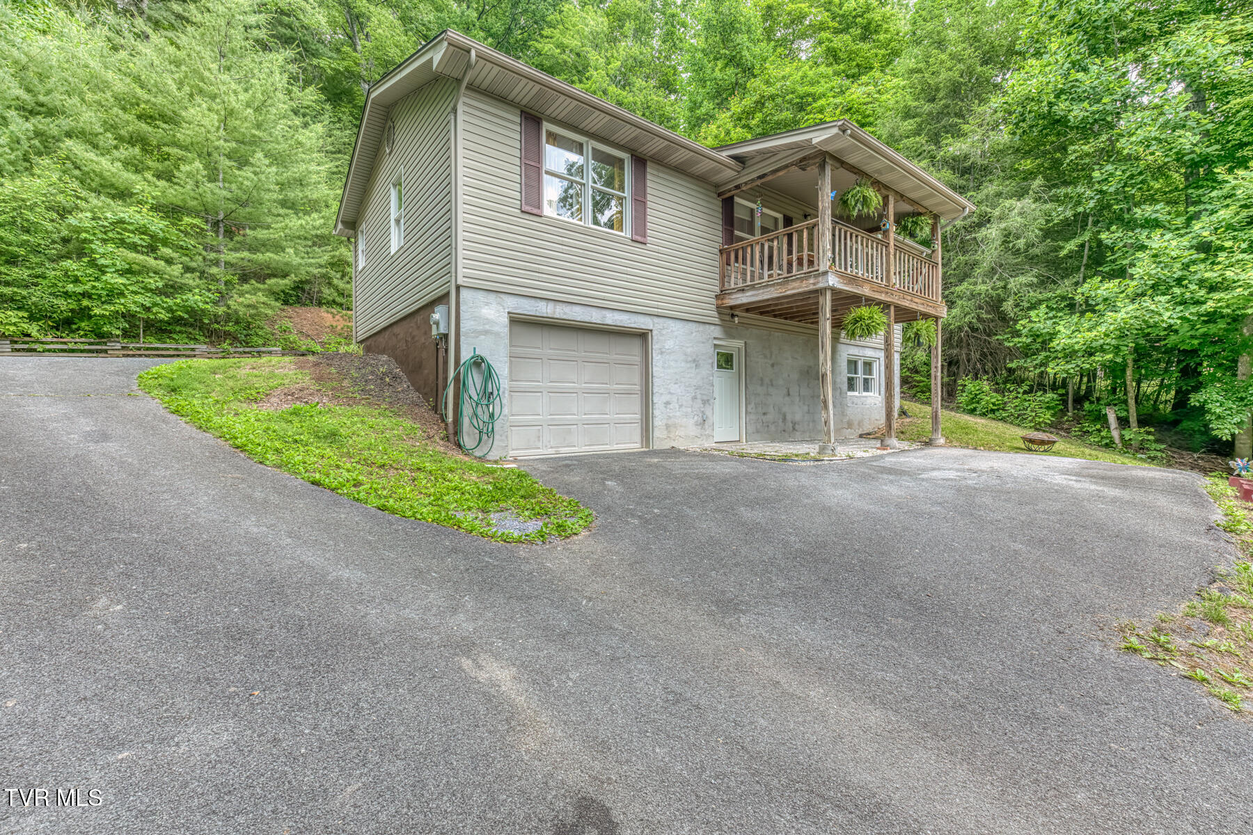 130 Timber Lane Hampton, TN 37658 - Photo 2 of 42 130 Timber Ln-34