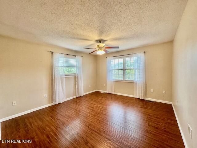 513 Highpoint Road Rose Hill, VA 24281 - Photo 13 of 39 living room