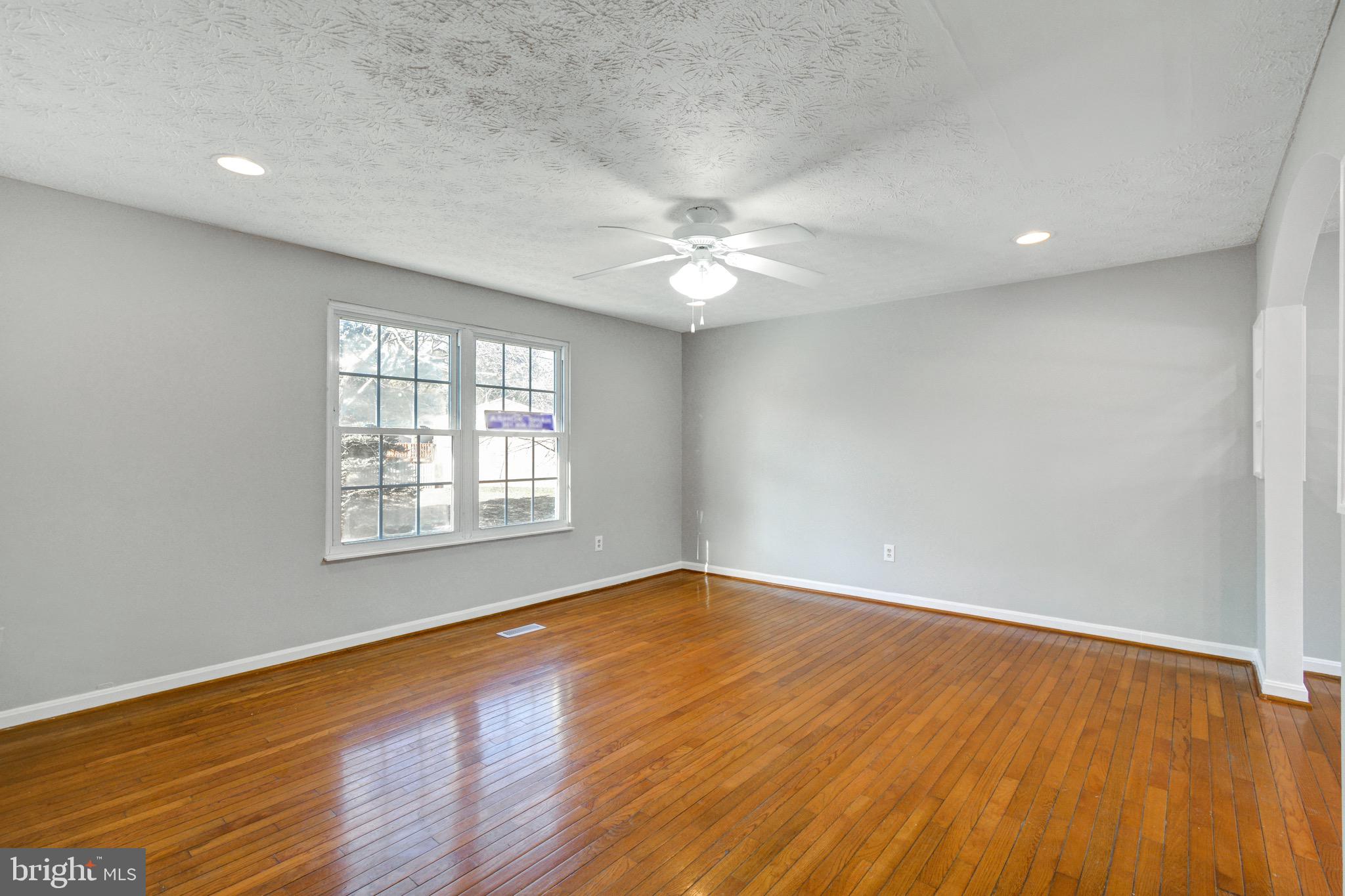 1409 Rising Wind Court Silver Spring, MD 20905 - Photo 4 of 41