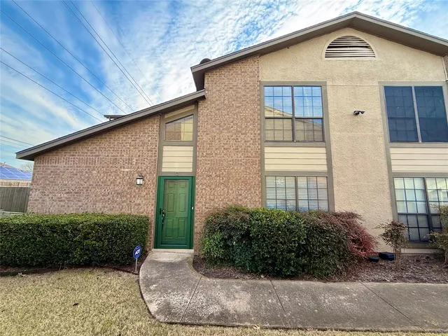 $1,900 | 330 West Harwood Road, Unit C, Hurst, TX 76054