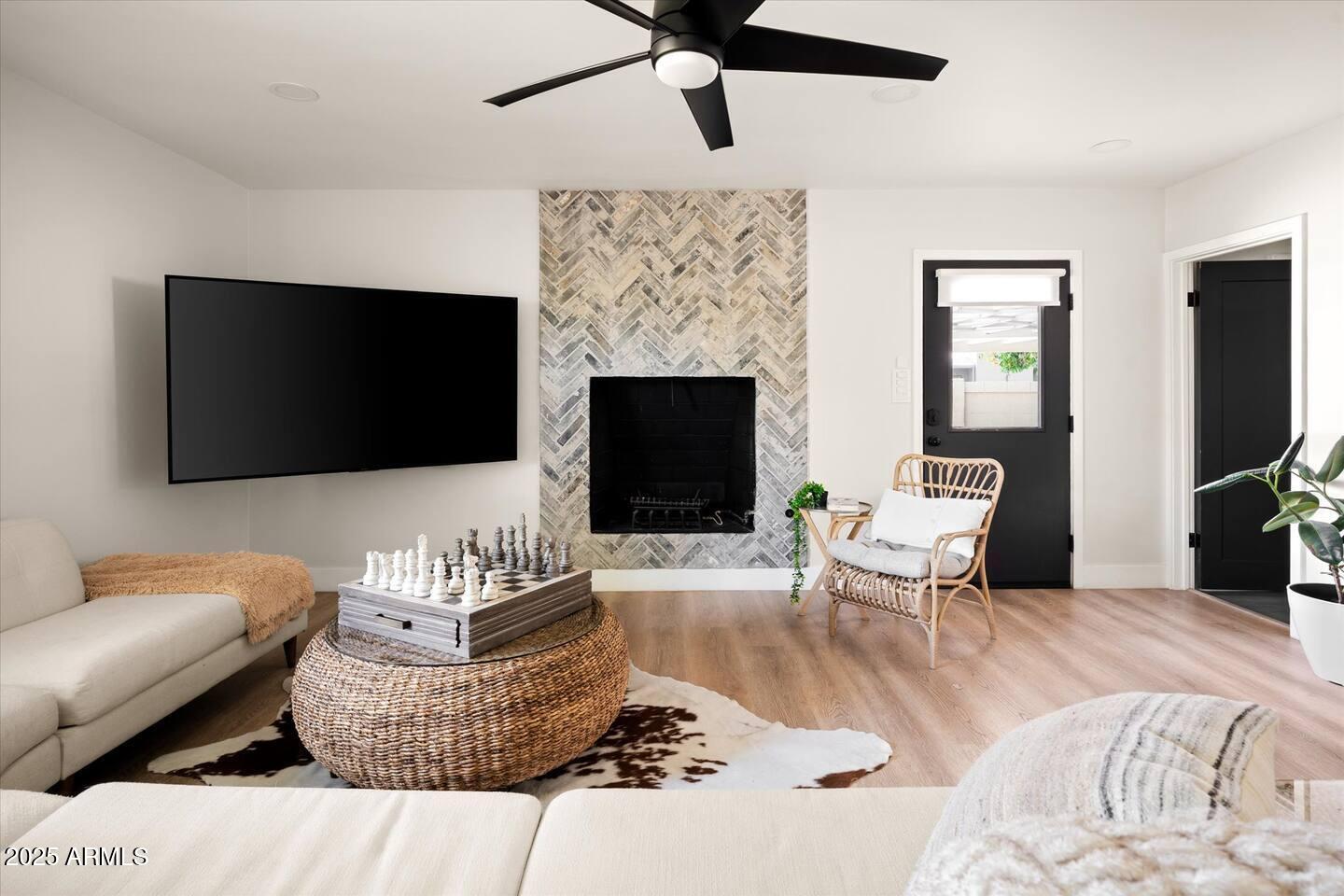 7508 North 13th Avenue Phoenix, AZ 85021 - Photo 14 of 36 a living room with furniture and a flat screen tv