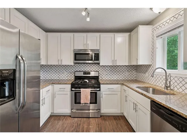 $2,400 | 211 Alva Street, Waconia, MN 55387