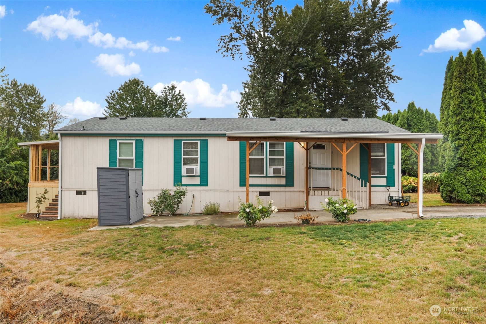8730 206th Street Southeast, Unit 24 Snohomish, WA 98296 - Photo 31 of 33 a front view of a house with garden