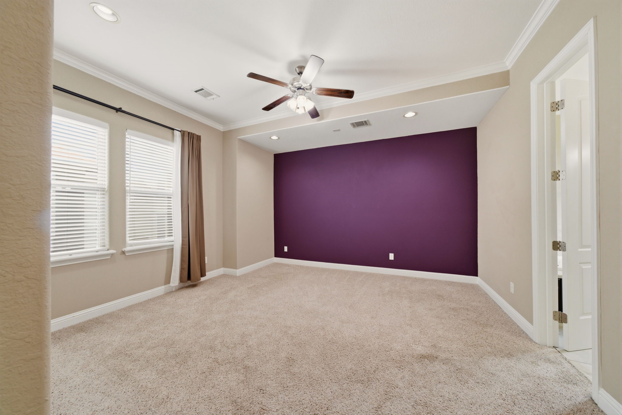 1113 West 18th Street, Unit A Houston, TX 77008 - Photo 11 of 21 an empty room with windows and ceiling fan