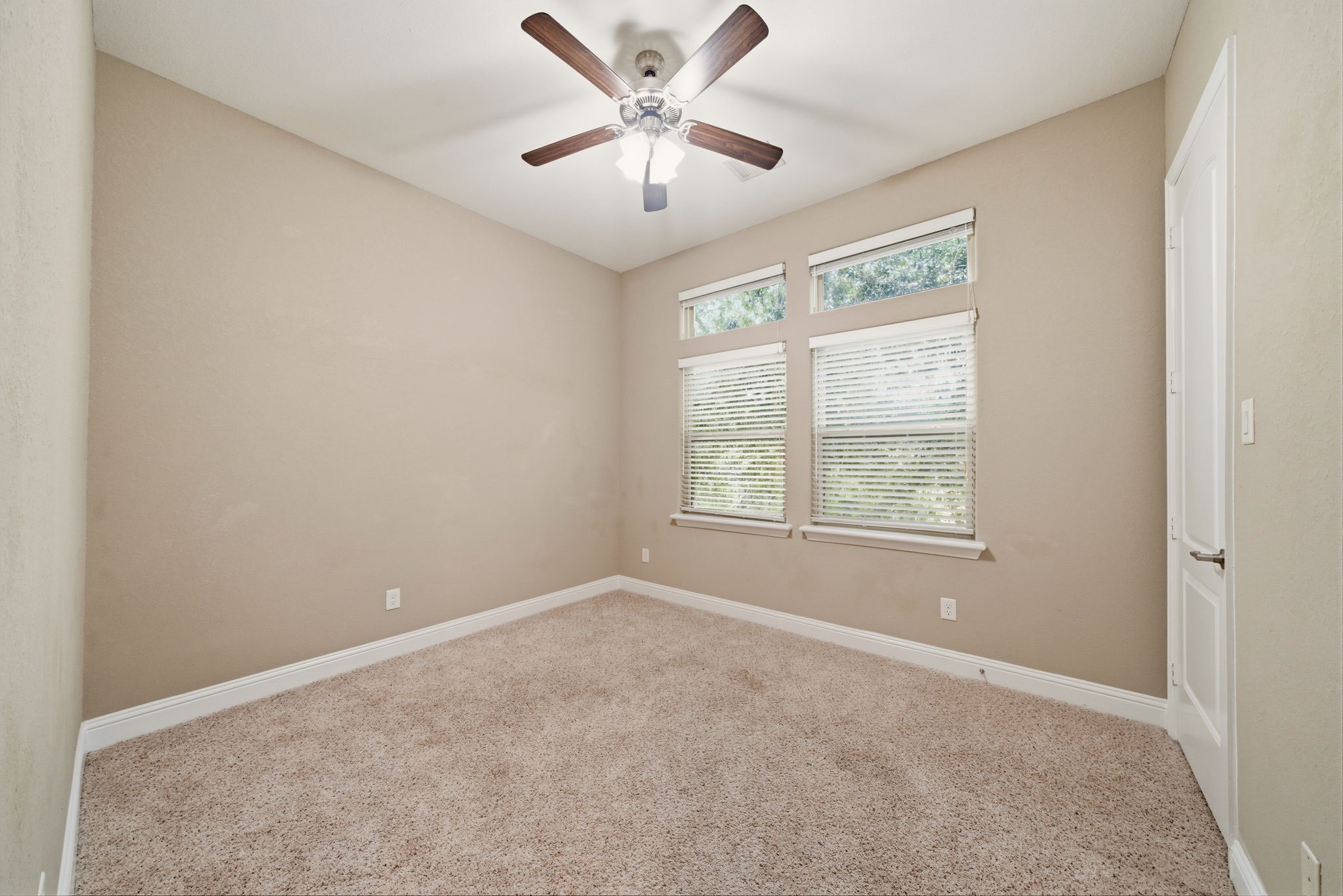 1113 West 18th Street, Unit A Houston, TX 77008 - Photo 16 of 21 an empty room with windows and ceiling fan