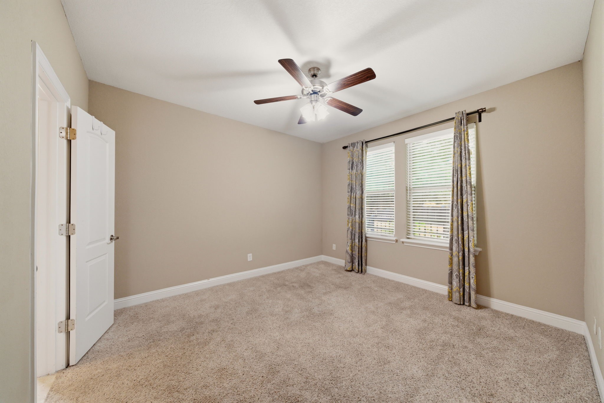 1113 West 18th Street, Unit A Houston, TX 77008 - Photo 17 of 21 a view of an empty room with a window