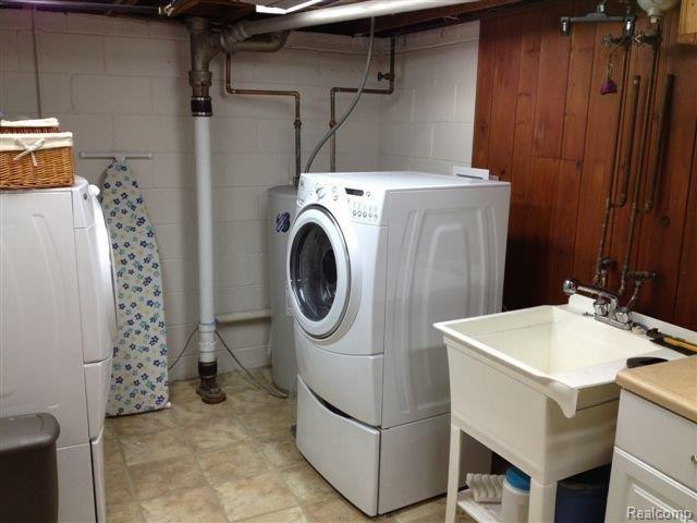 437 Lexington Road Grosse Pointe, MI 48236 - Photo 16 of 18 Laundry room