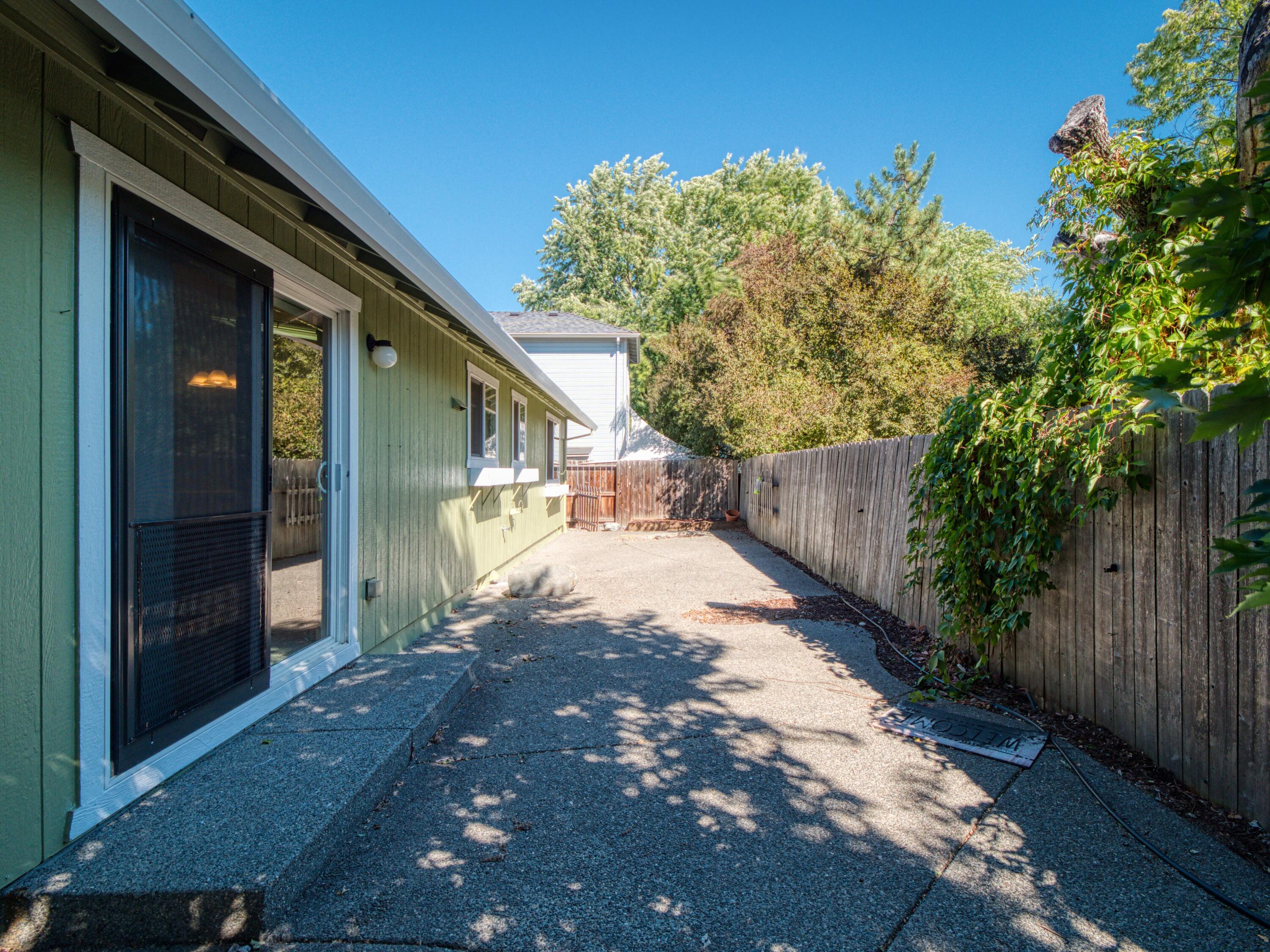 2106 Delta Waters Road Medford, OR 97504 - Photo 32 of 32 Rear 6