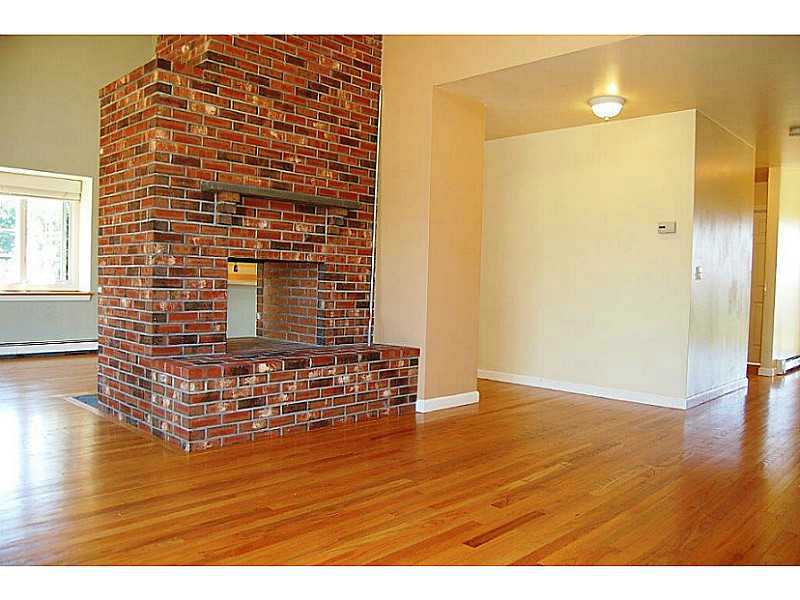 26 High Hawk Road Portsmouth, RI 02871 - Photo 11 of 23 Living Room.
