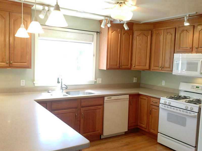26 High Hawk Road Portsmouth, RI 02871 - Photo 10 of 23 Kitchen.