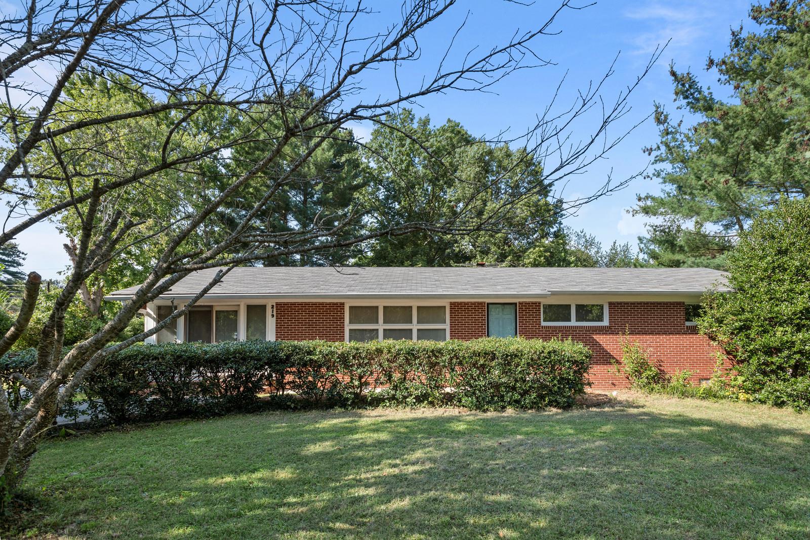 219 Jackson Heights Road Columbia, TN 38401 - Photo 4 of 30 Welcome to 219 Jackson Heights!