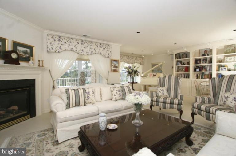 12340 Rosslare Ridge Road, Unit 303 Lutherville-Timonium, MD 21093 - Photo 3 of 9 Living Room