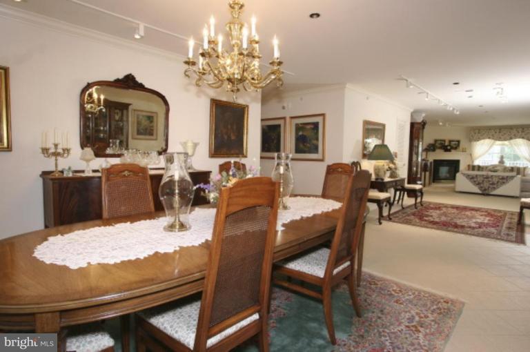 12340 Rosslare Ridge Road, Unit 303 Lutherville-Timonium, MD 21093 - Photo 5 of 9 Dining Room