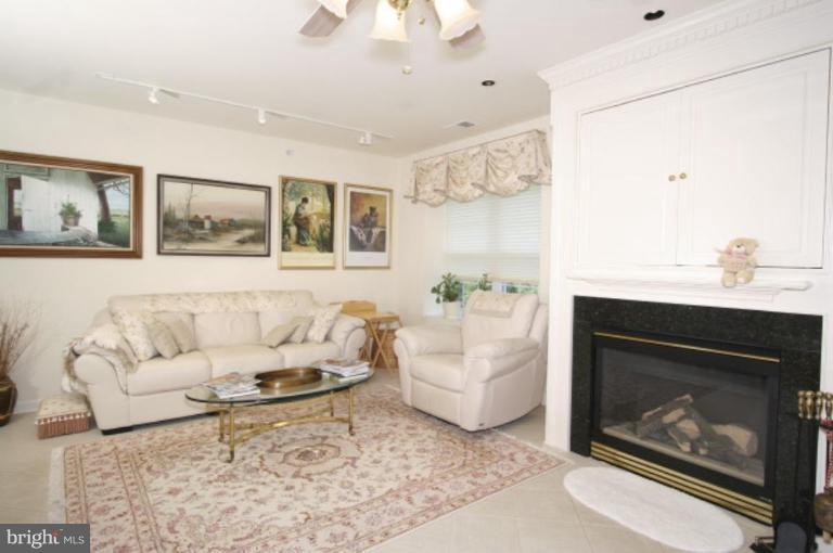 12340 Rosslare Ridge Road, Unit 303 Lutherville-Timonium, MD 21093 - Photo 7 of 9 Family Room