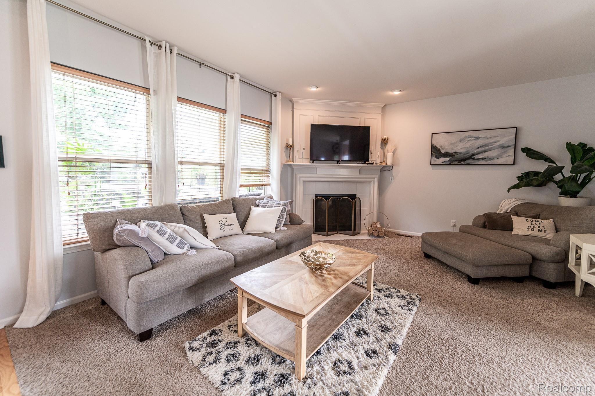 449 Otter Run Road Holly, MI 48442 - Photo 4 of 40 FAMILY ROOM