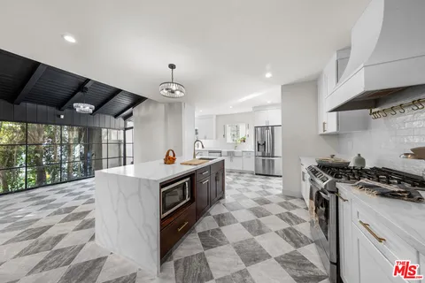 $7,800 | 2615 Canyon Drive, Los Angeles, CA 90068