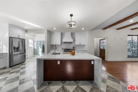 $7,800 | 2615 Canyon Drive, Los Angeles, CA 90068