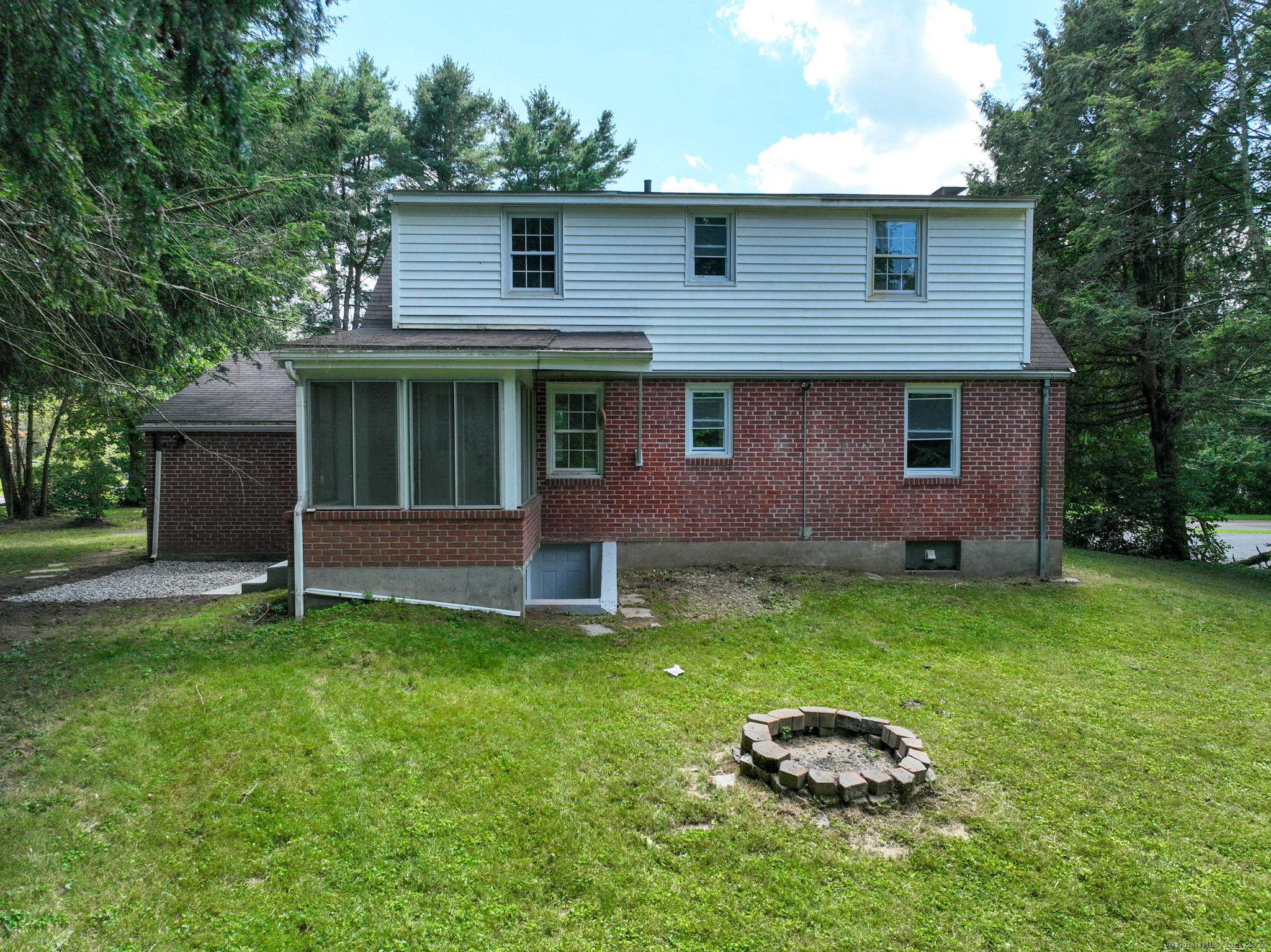 86 Gabb Road Bloomfield, CT 06002 - Photo 36 of 40 a backyard of a house with potted plants and large tree