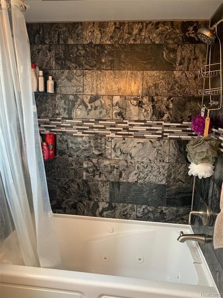 19511 Merriman Road Livonia, MI 48152 - Photo 16 of 17 MERRIMAN MAIN BATH4.jpg