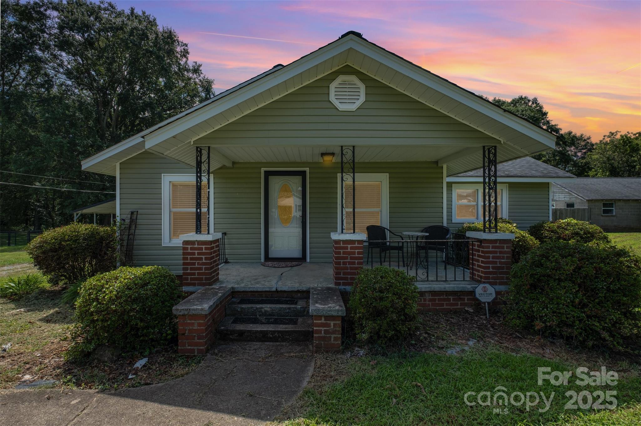 811 Cleveland Avenue Grover, NC 28073 - Photo 5 of 43 a front view of house with a garden
