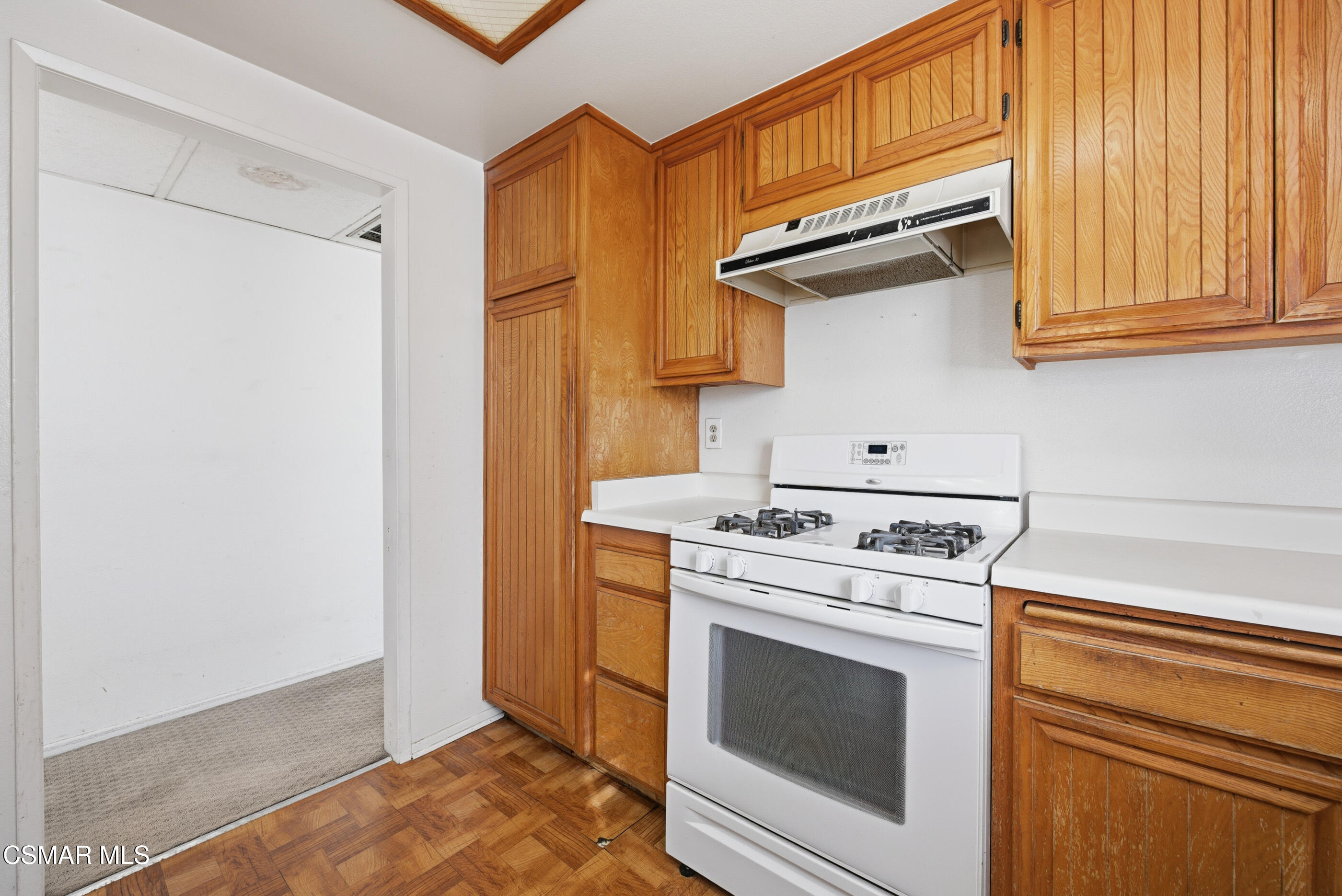 20342 Rue Crevier, Unit 613 Canyon Country, CA 91351 - Photo 14 of 36 a kitchen with a stove and a microwave