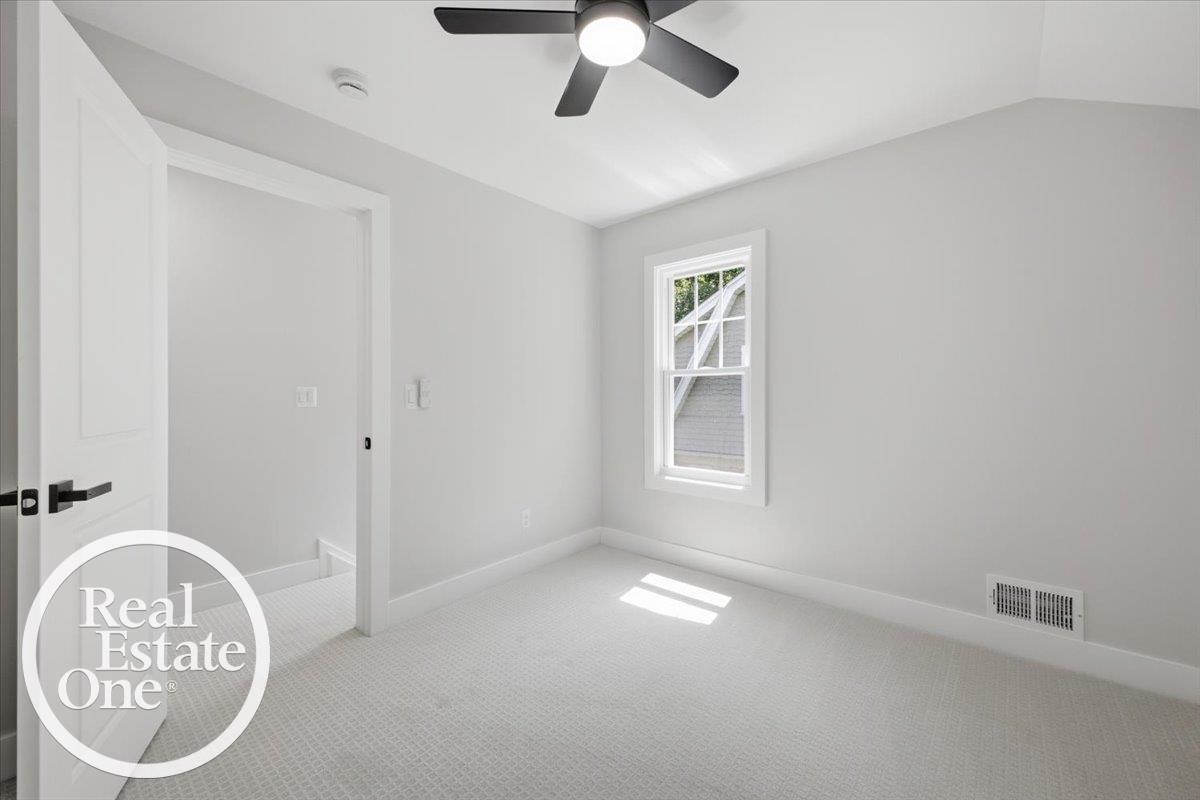 819 Notre Dame Street Grosse Pointe, MI 48230 - Photo 19 of 33