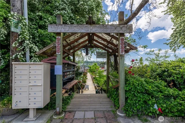 $425,000 | 2035 Fairview Avenue East, Unit D, Seattle, WA 98102