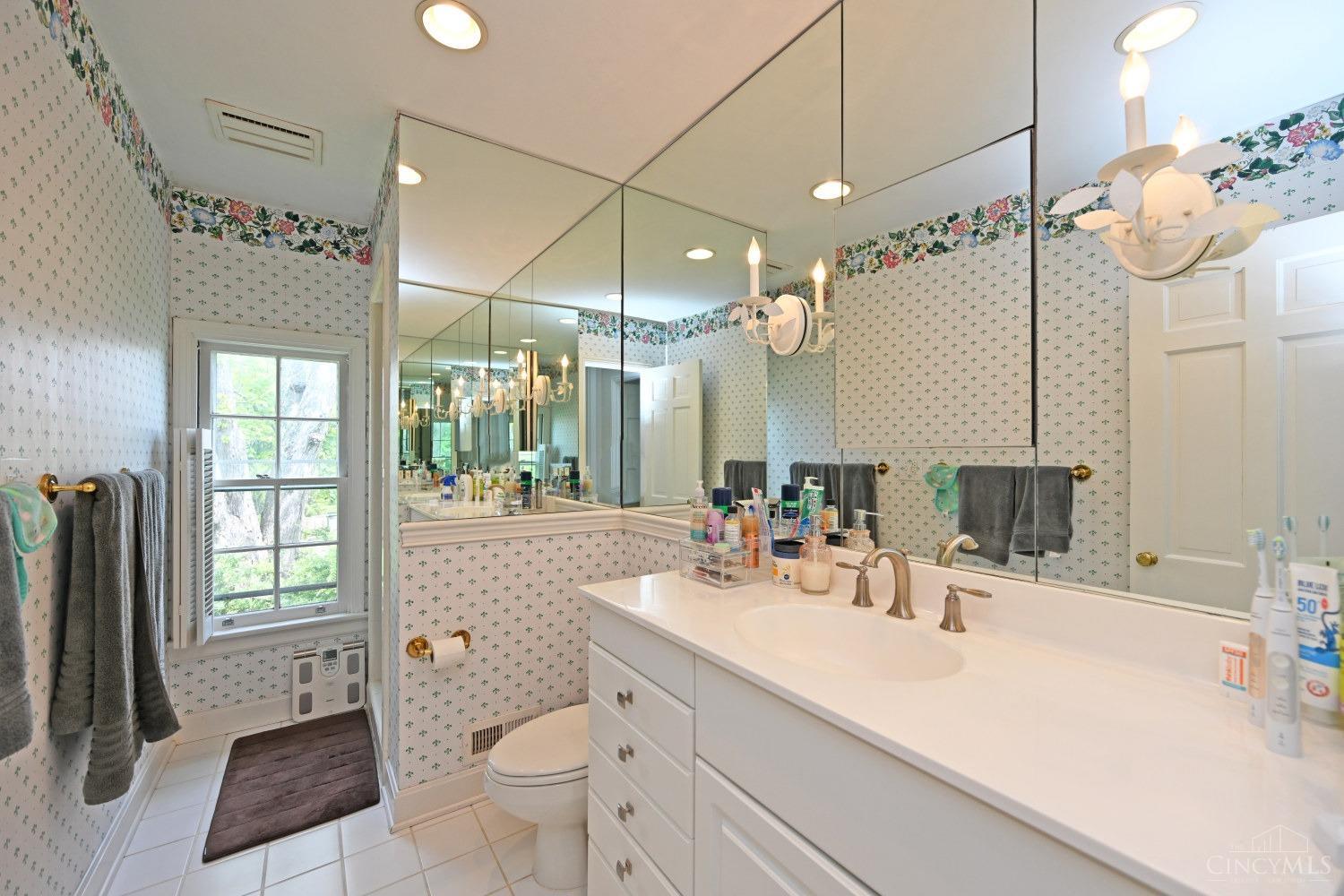 6900 Drake Road Cincinnati, OH 45243 - Photo 23 of 44