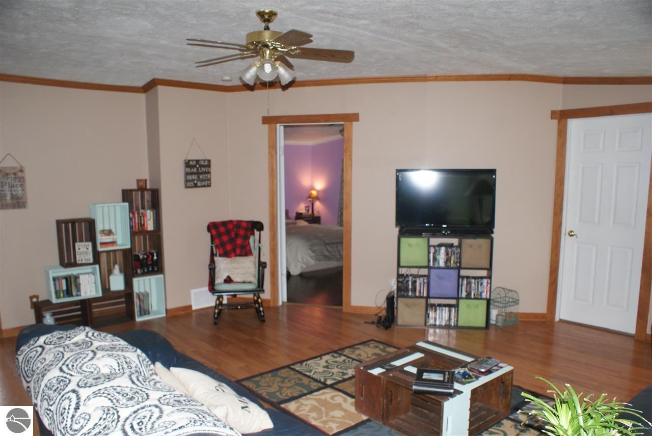 1927 Radcliff Road Traverse City, MI 49685 - Photo 10 of 48 1859990-9.JPG