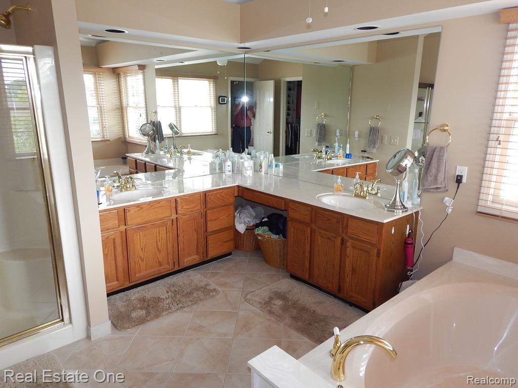 1695 Devonwood Drive Rochester, MI 48306 - Photo 20 of 37 master.bath
