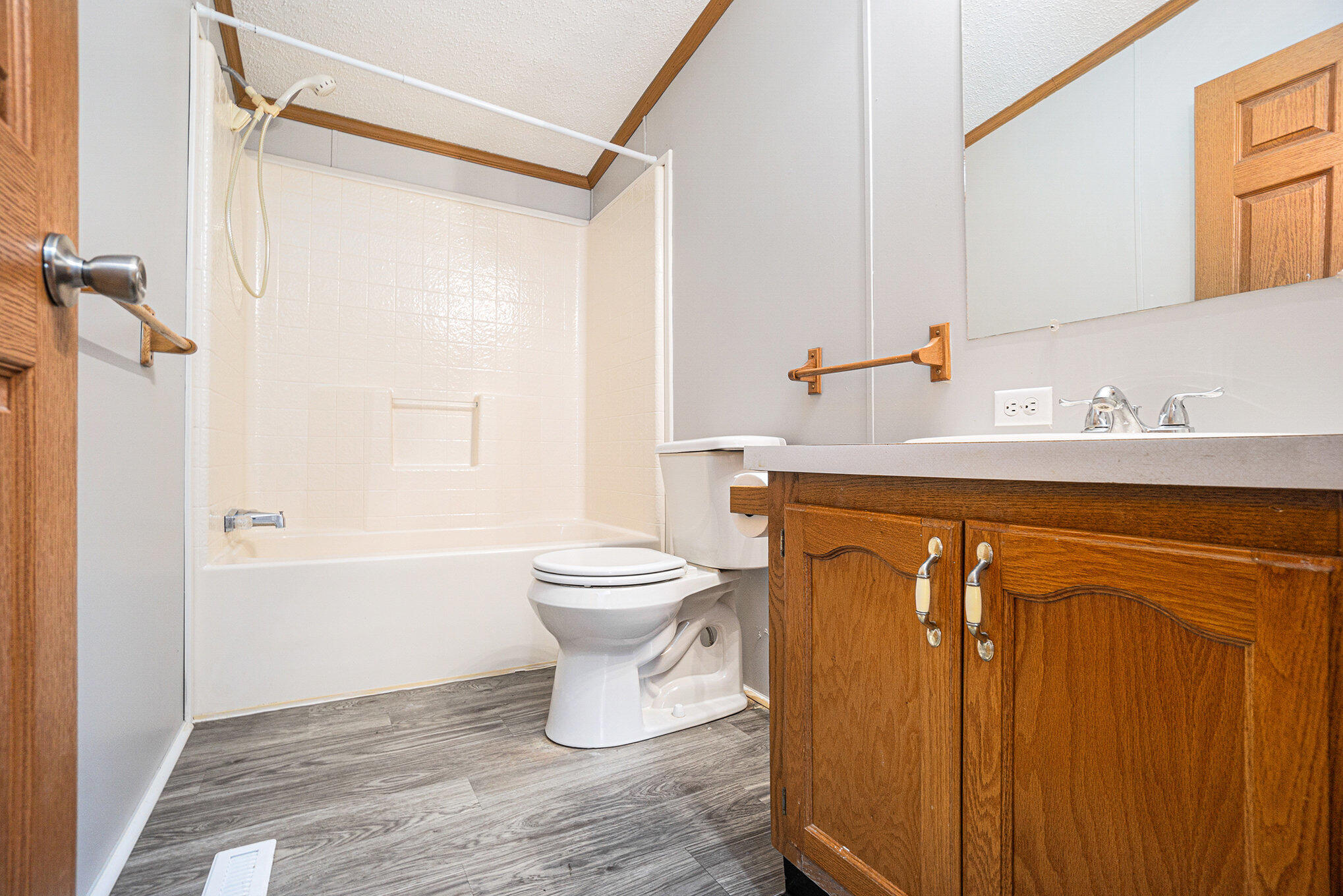 6501 Knights Way Kalamazoo, MI 49009 - Photo 13 of 15 Bathroom