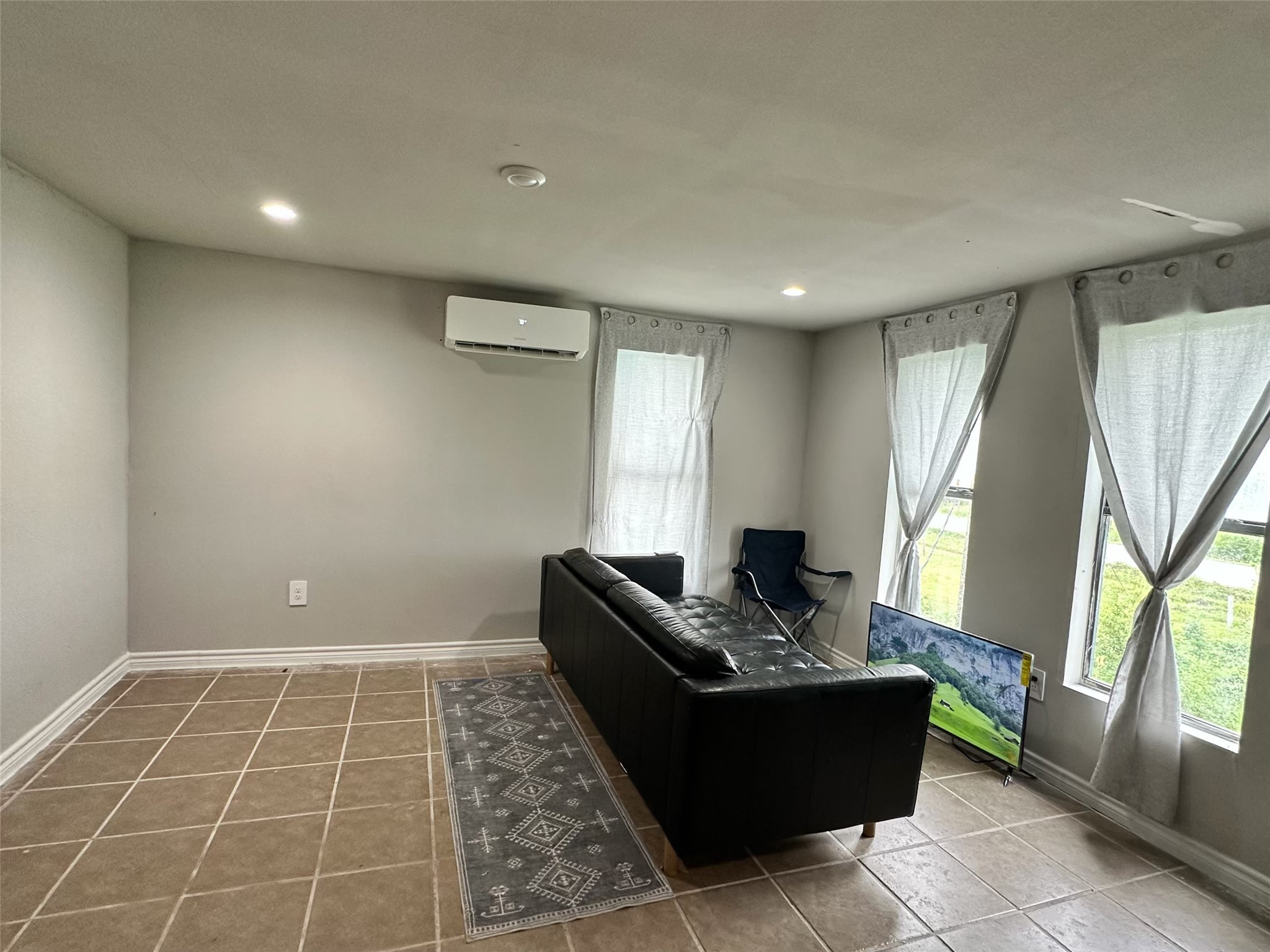 2125 Fairway Drive Angleton, TX 77515 - Photo 8 of 13 a living room with furniture