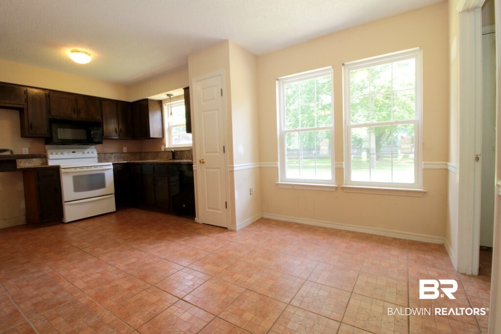 820 West Section Avenue Foley, AL 36535 - Photo 23 of 47 Breakfast to Kitchen