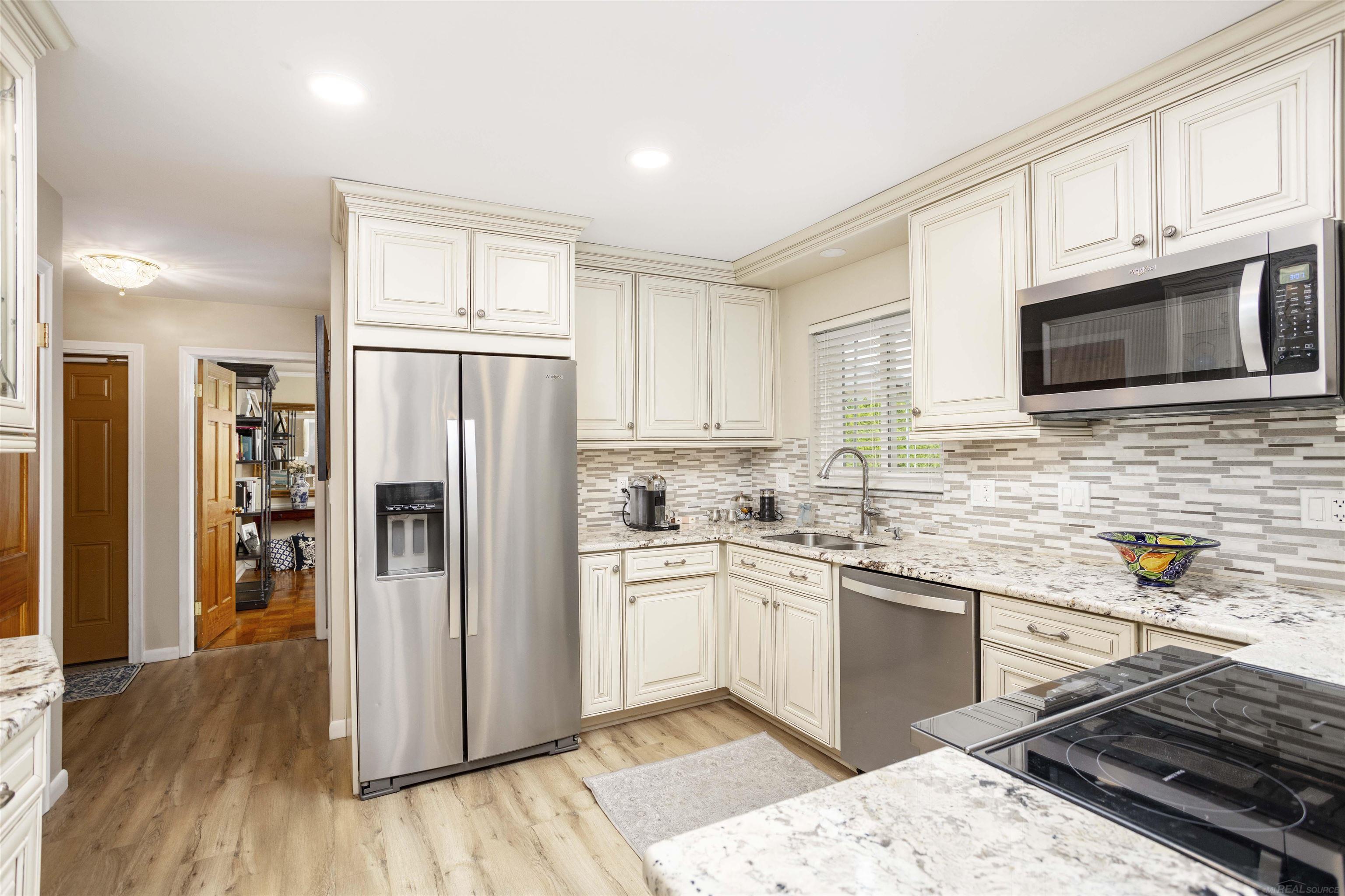70 Hampton Road Grosse Pointe, MI 48236 - Photo 12 of 56 50112553-11.JPG