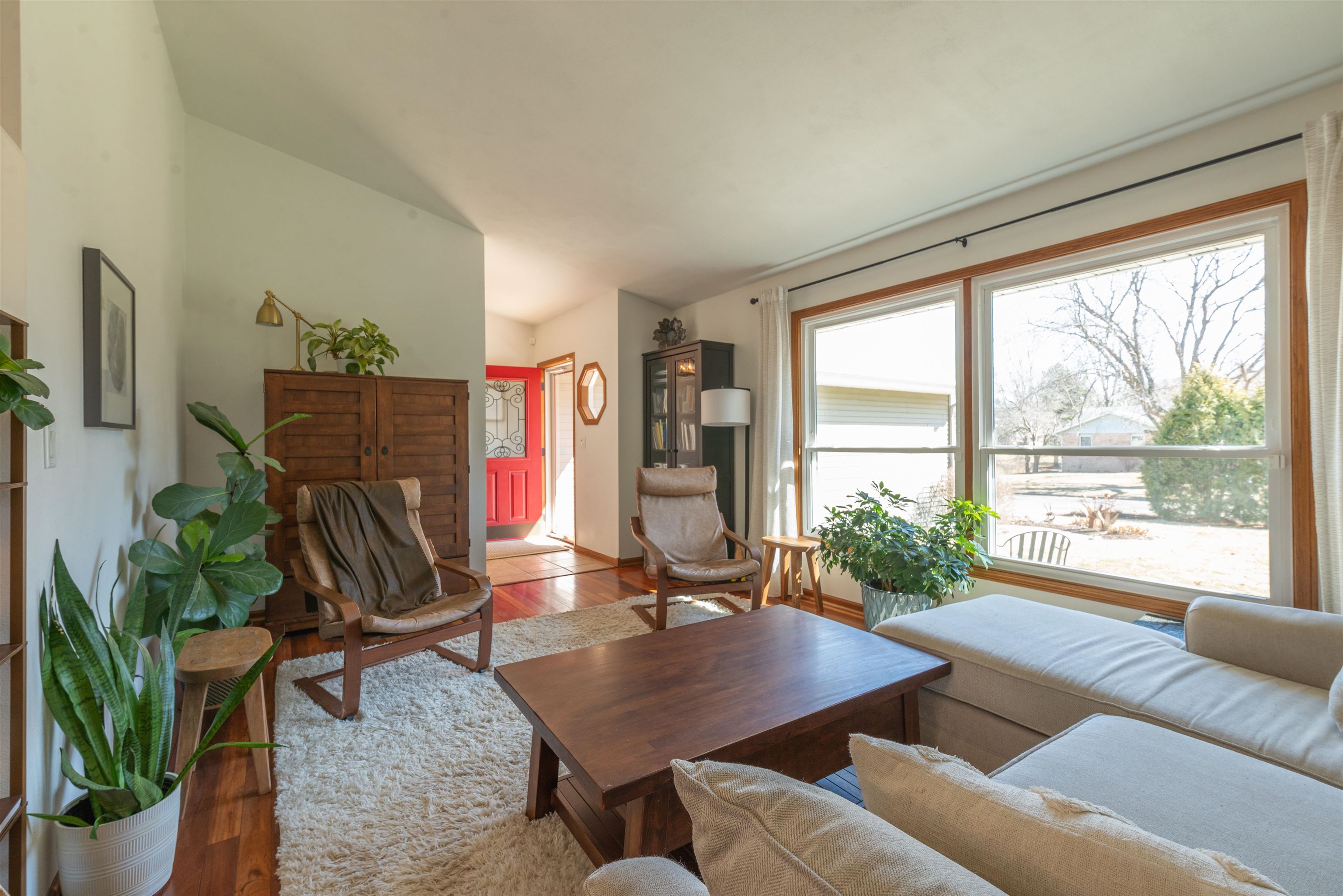 2210 Country Court Freeport, IL 61032 - Photo 4 of 41 a view of a livingroom with furniture and a potted plant