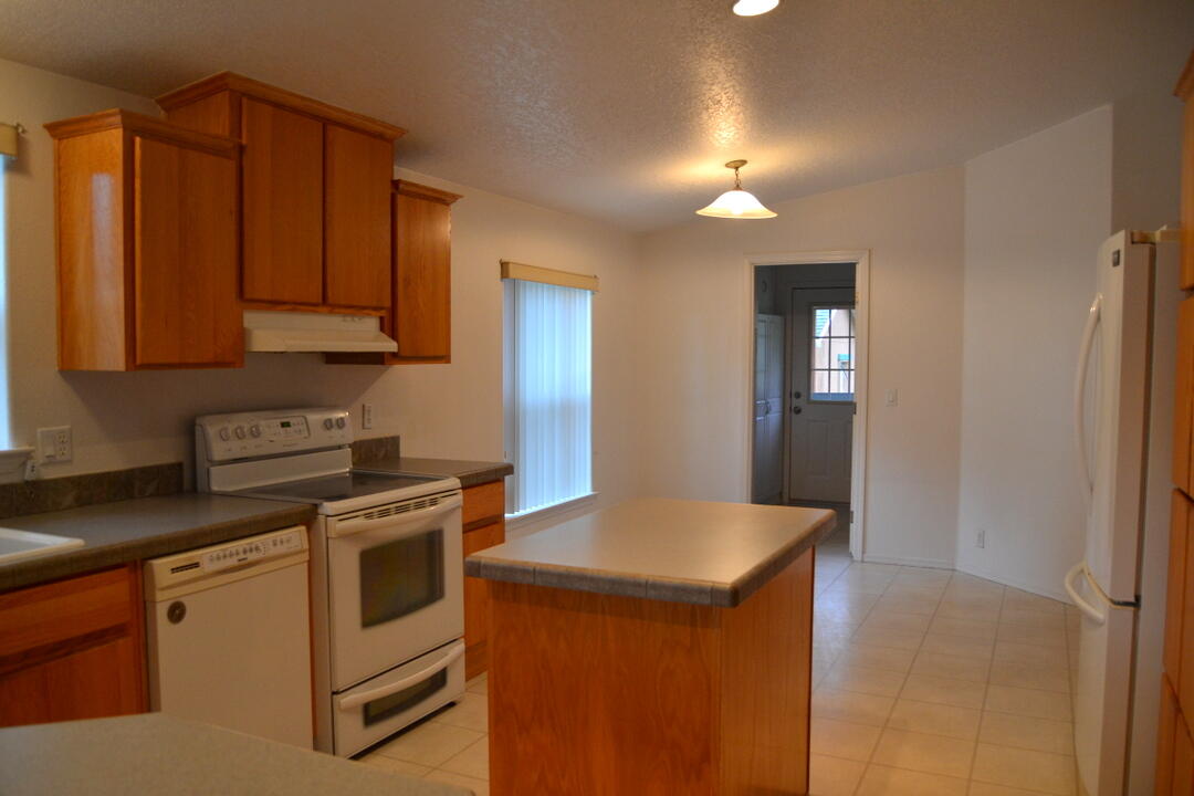 965 Galice Road, Unit 11 Merlin, OR 97532 - Photo 16 of 40 Spacious Kitchen with island