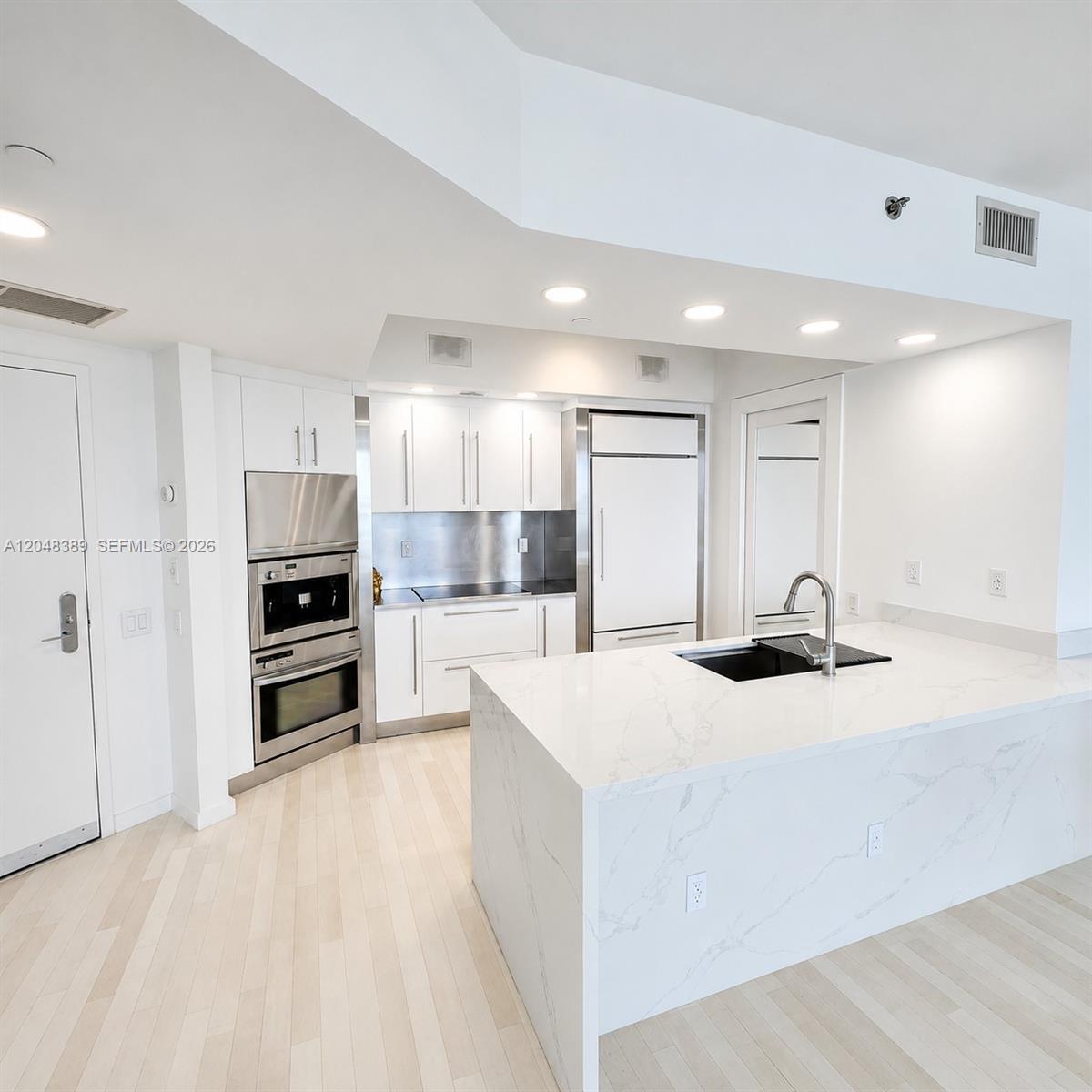 450 Alton Road, Unit 1606 Miami Beach, FL 33139 - Photo 5 of 19